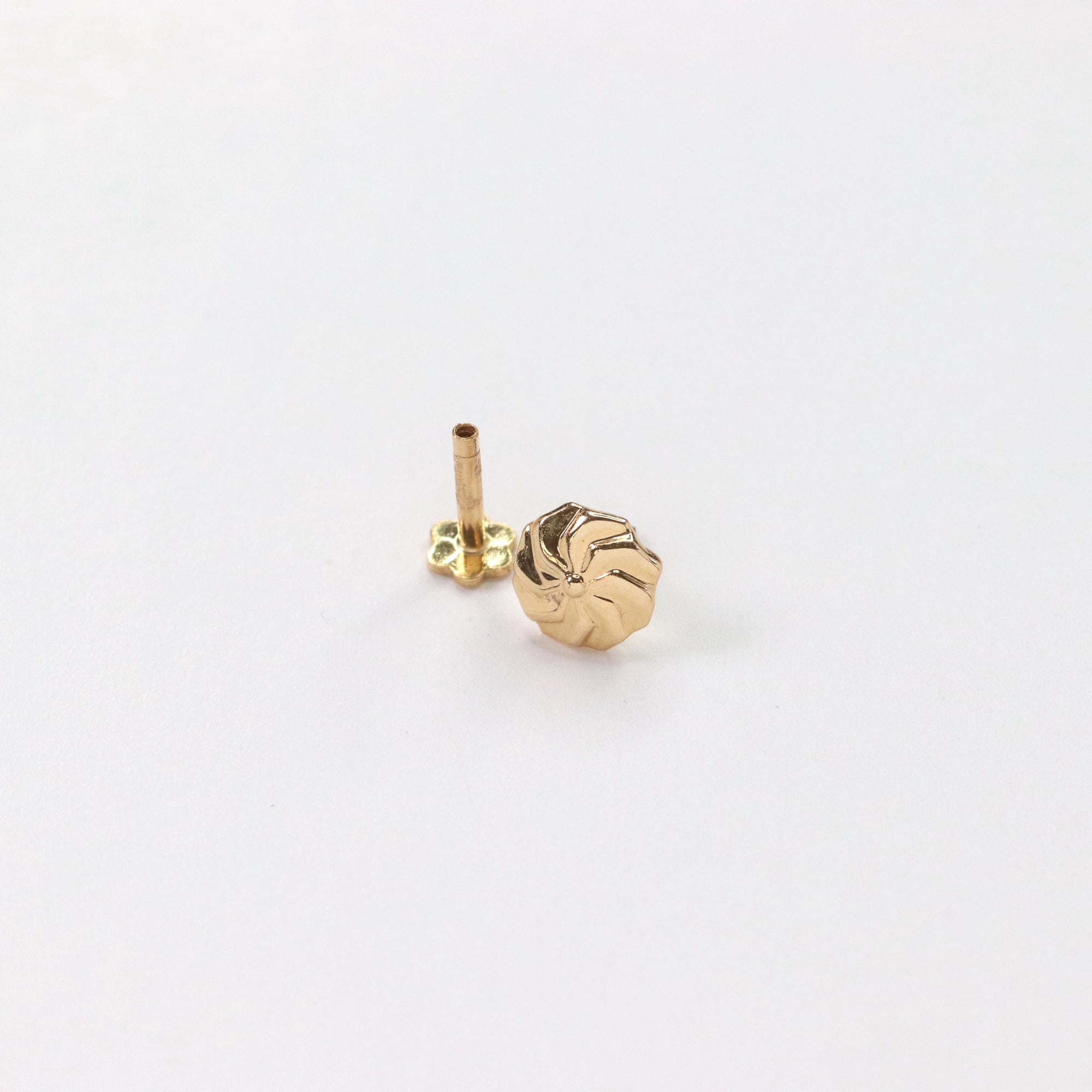 Gold Nose Pin (18K)