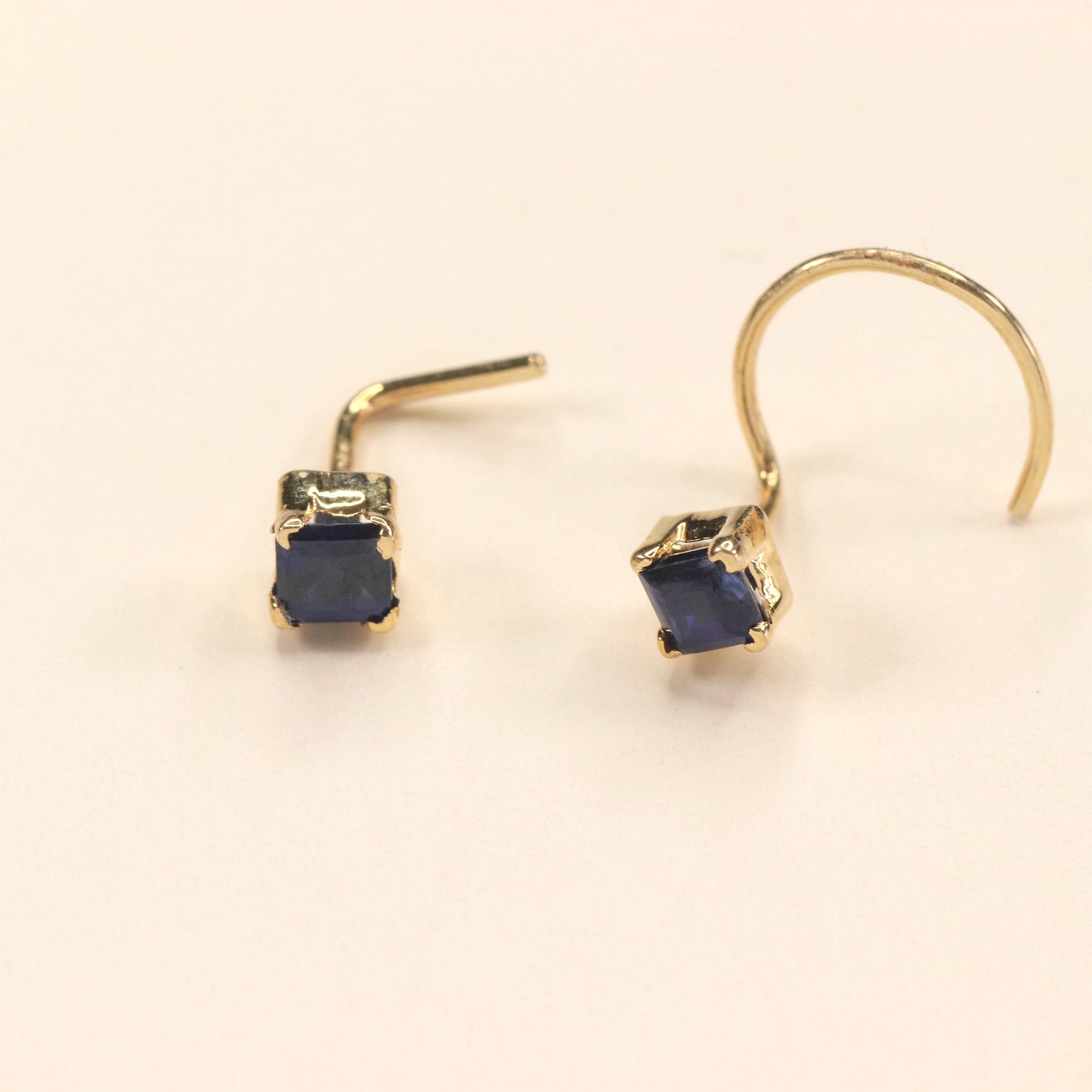 Royal Blue Nose Pin (18K)