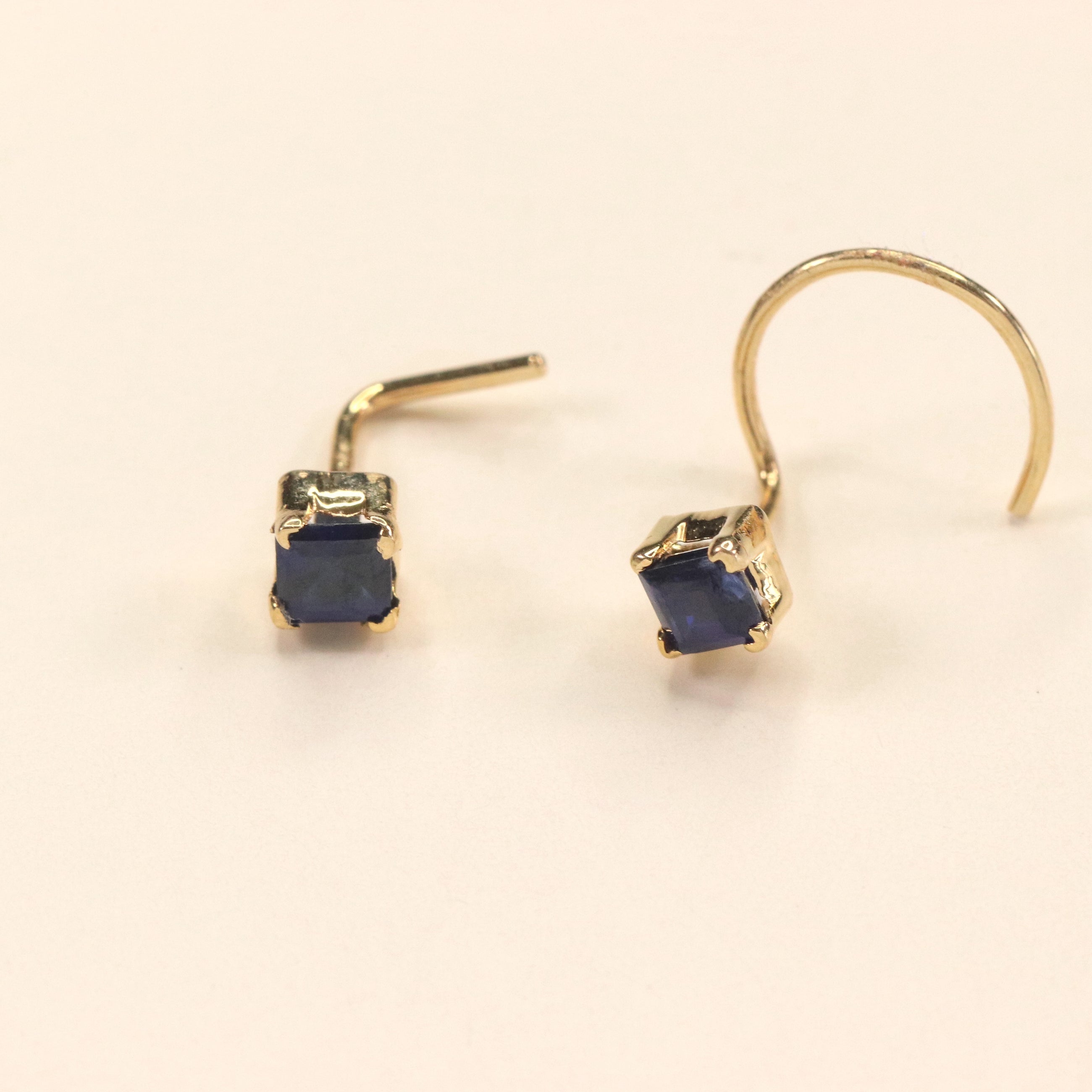 Royal Blue Nose Pin (18K)