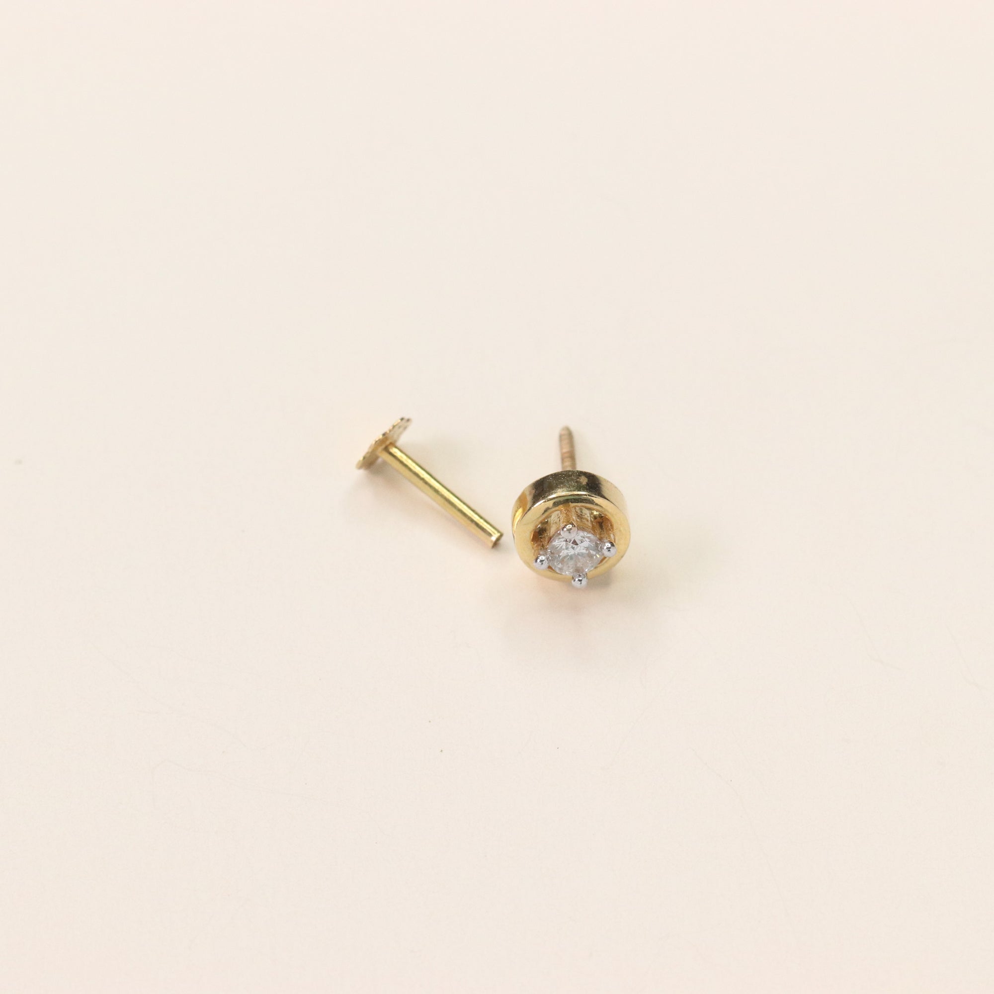 Minimalist Nose Pin with Diamonds (18K)