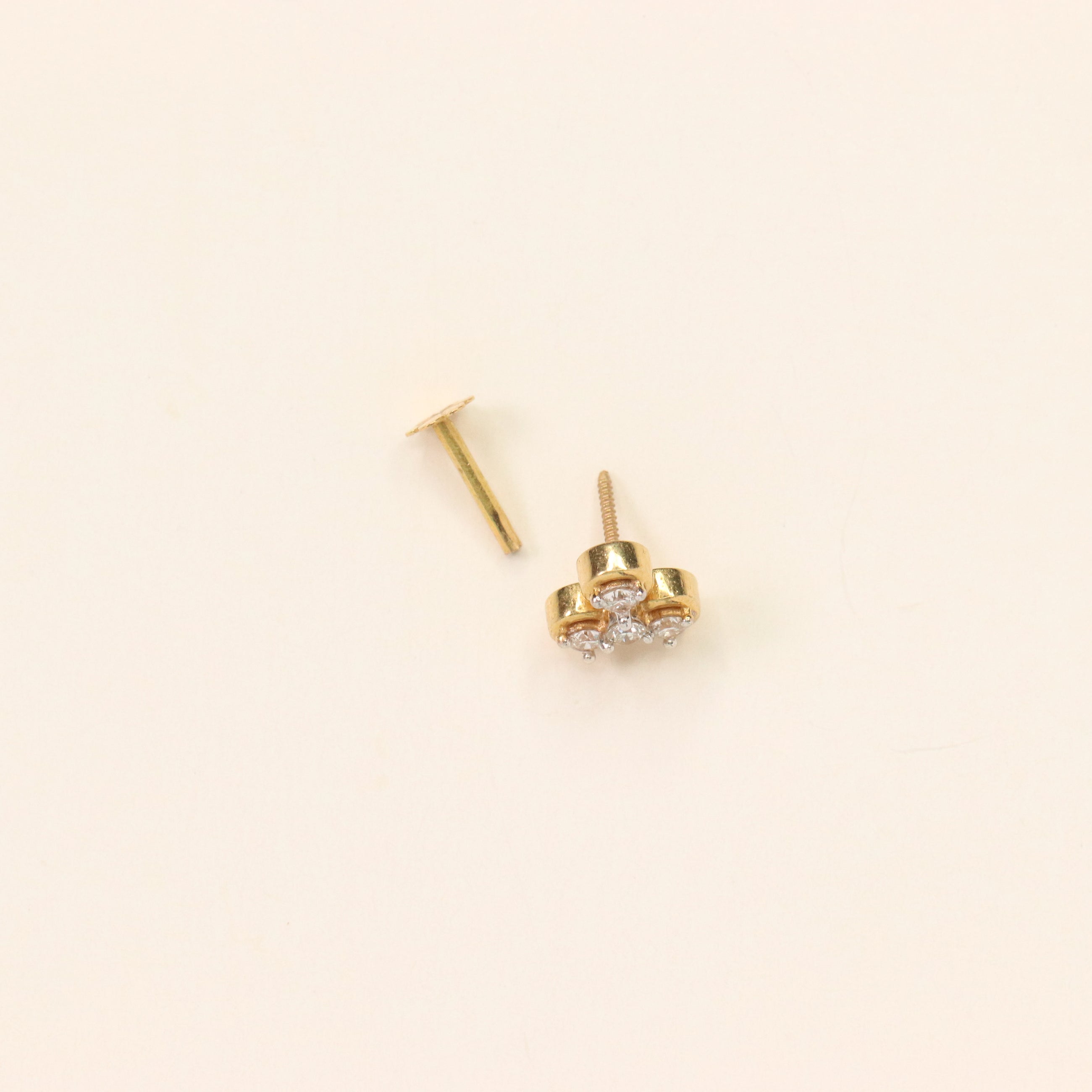 Cloverleaf Nose Pin with 4 Diamonds (18K)