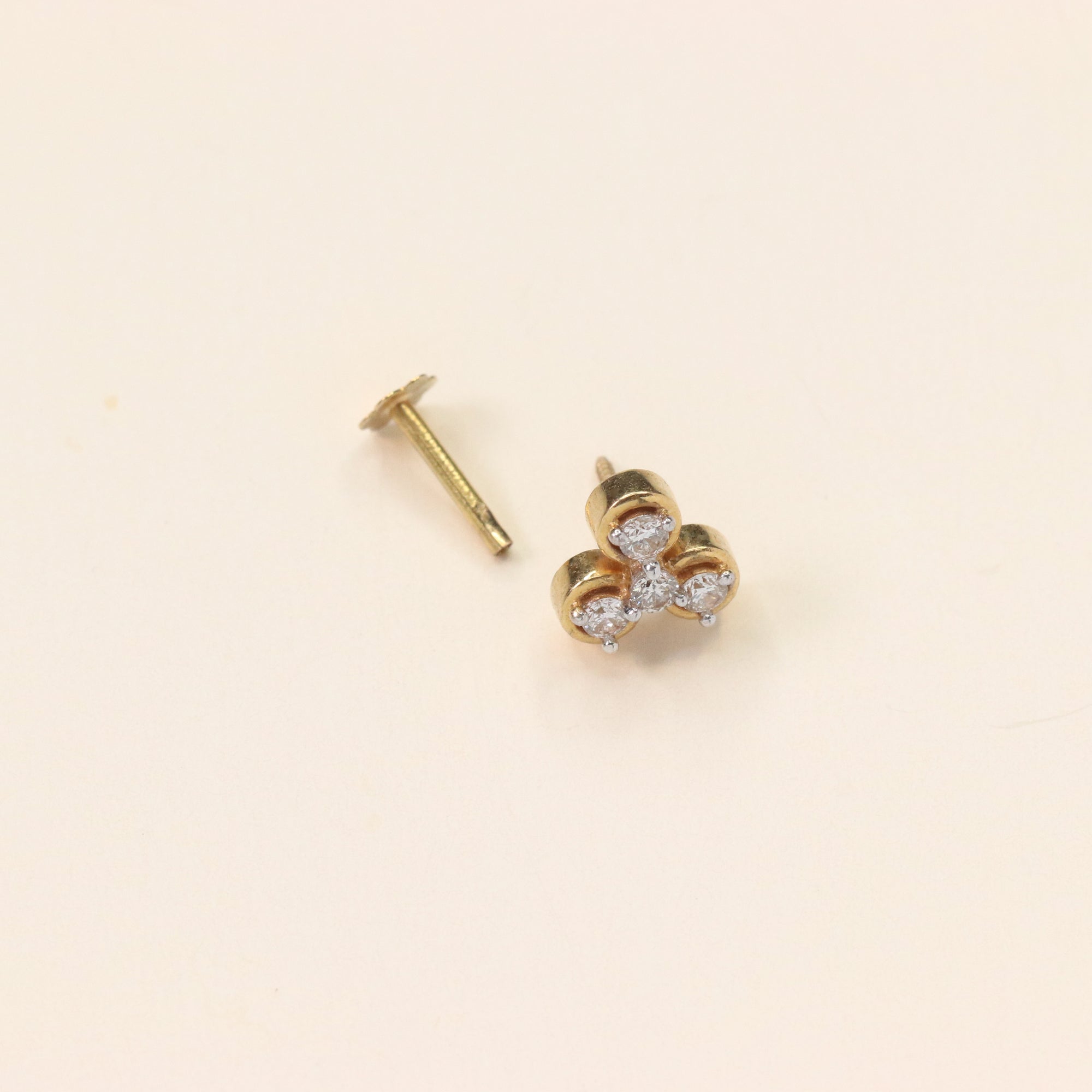 Cloverleaf Nose Pin with 4 Diamonds (18K)