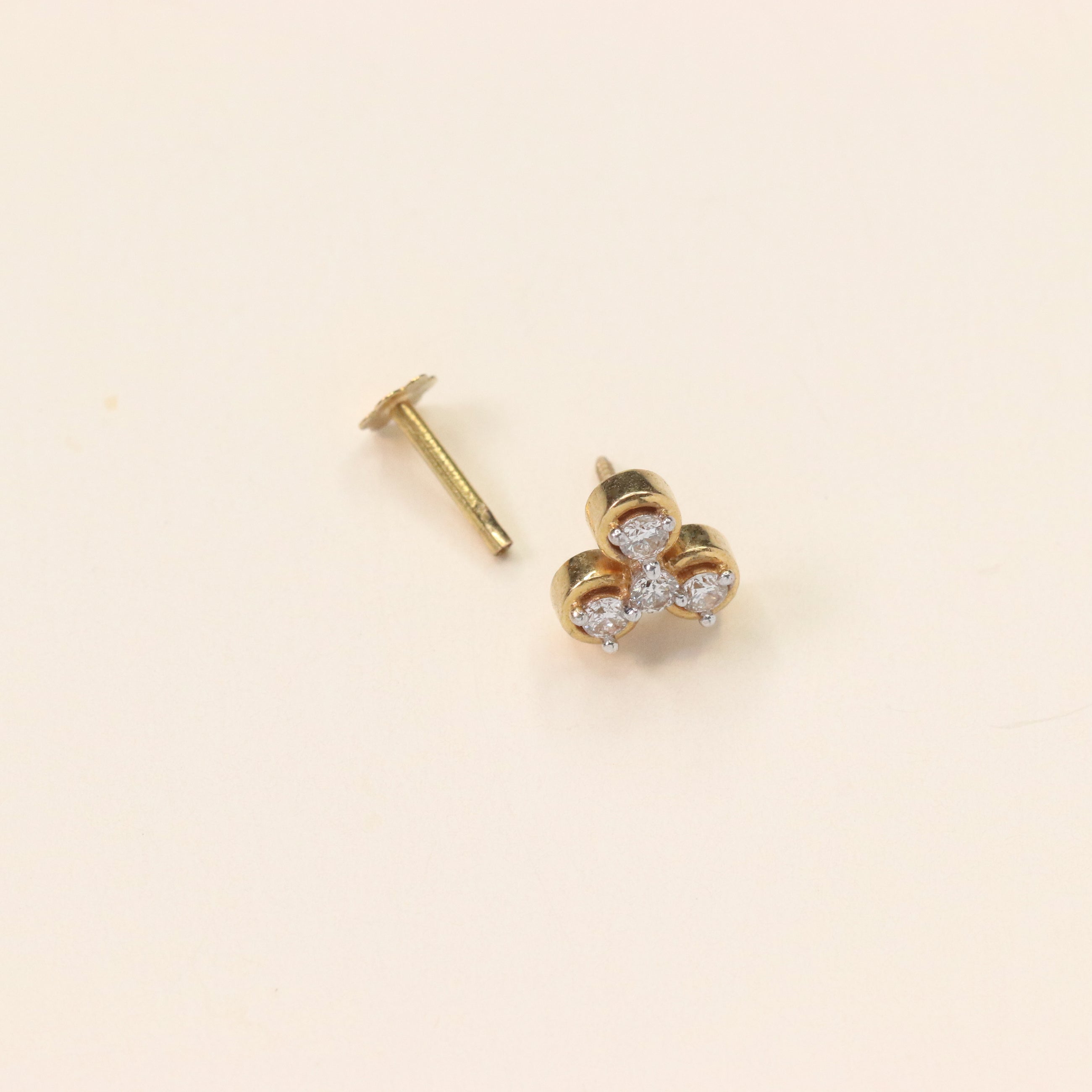 Cloverleaf Nose Pin with 4 Diamonds (18K)