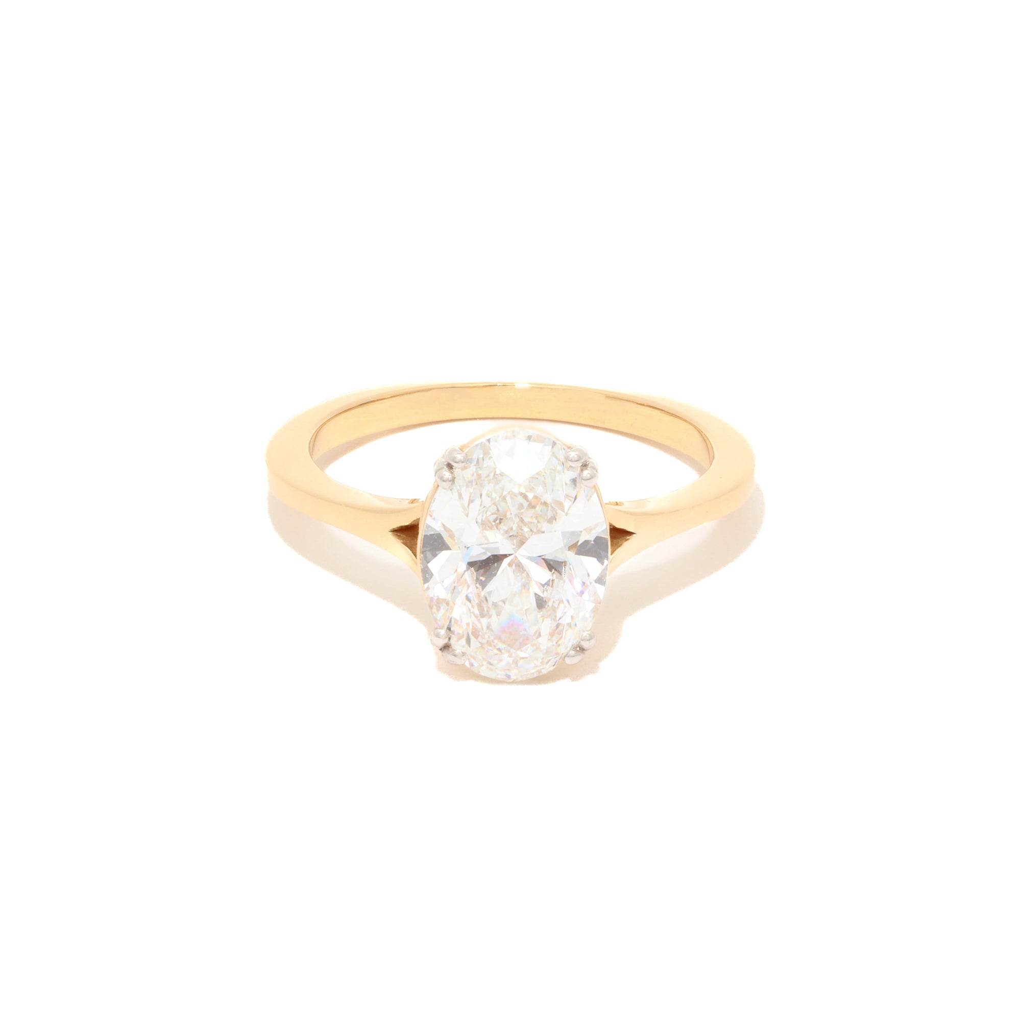 Oval diamond ring in yellow gold