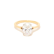 Oval diamond ring in yellow gold