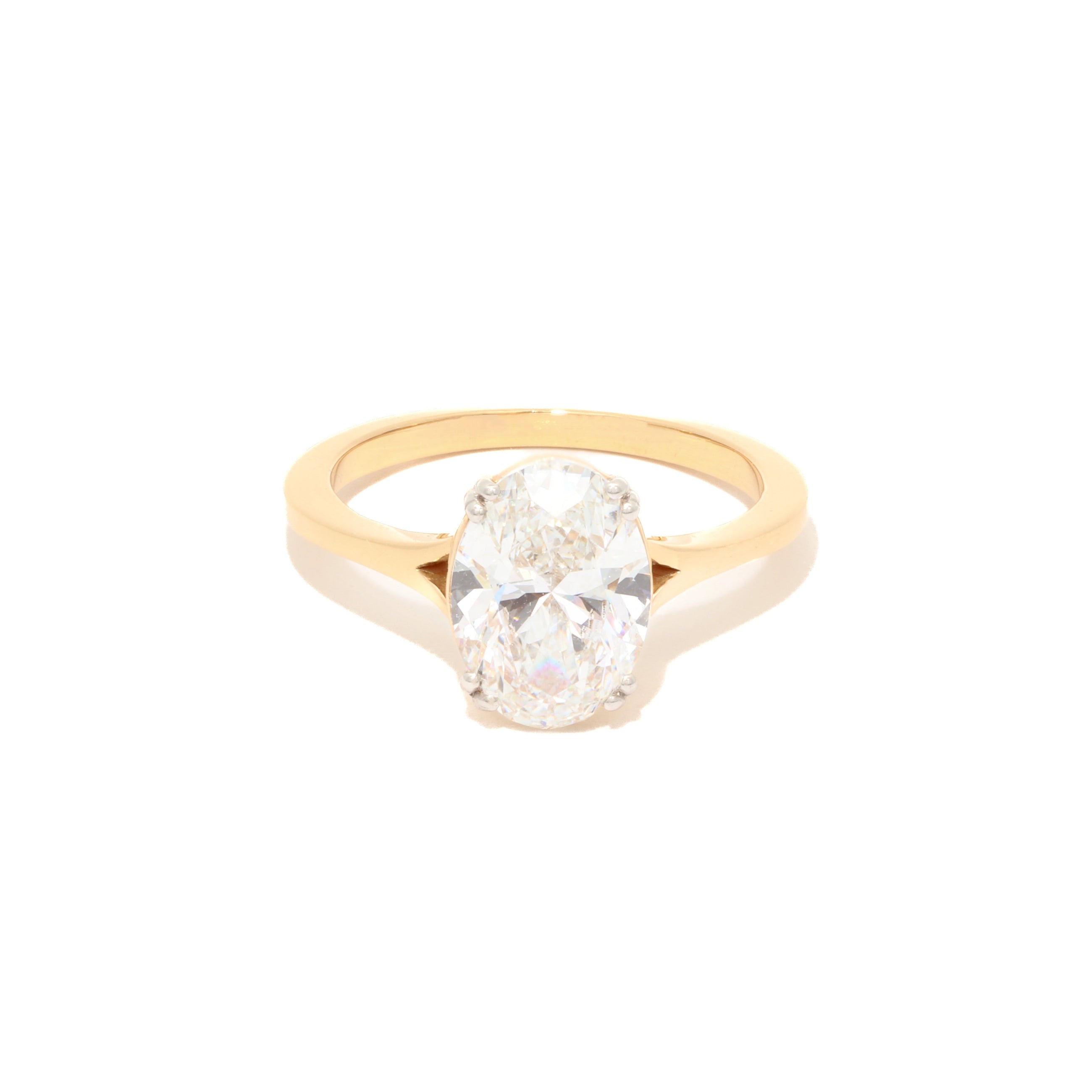 Oval diamond ring in yellow gold
