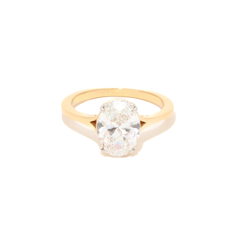 Oval diamond ring in yellow gold
