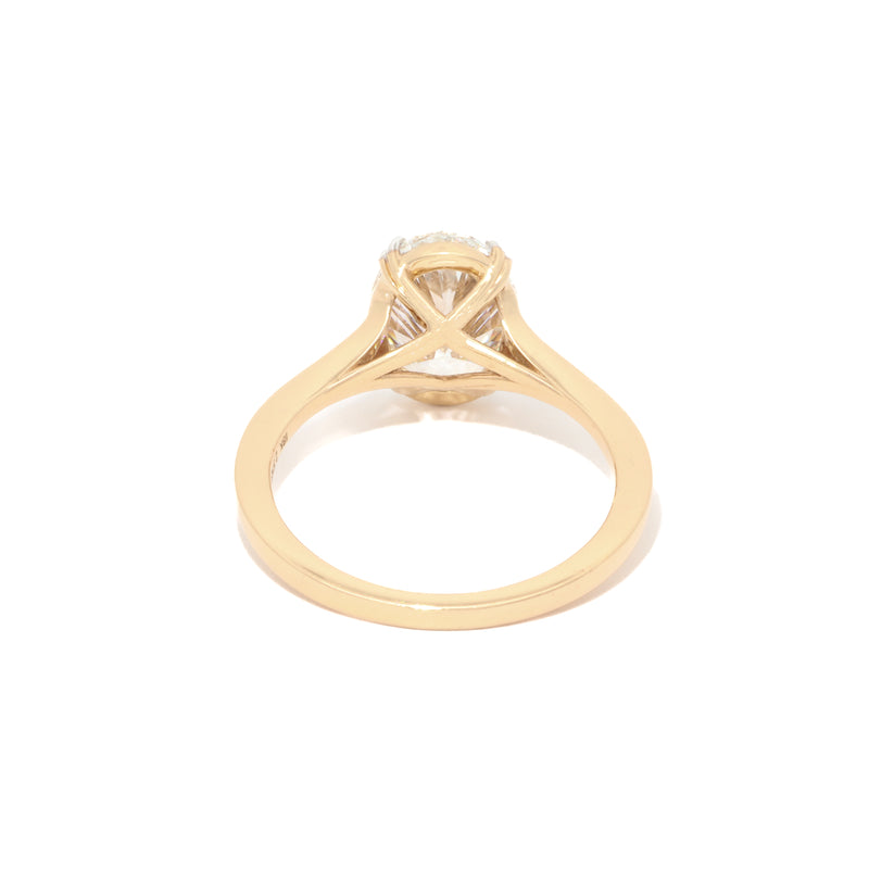 Oval diamond ring in yellow gold